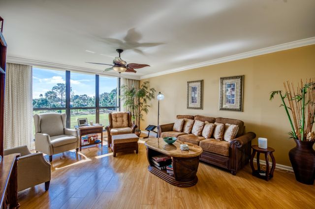 5350 Woodland Lakes Drive 209, Palm Beach Gardens, FL 33418