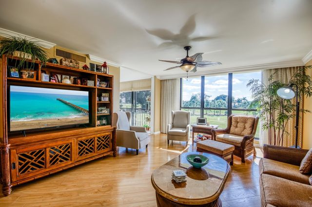 5350 Woodland Lakes Drive 209, Palm Beach Gardens, FL 33418