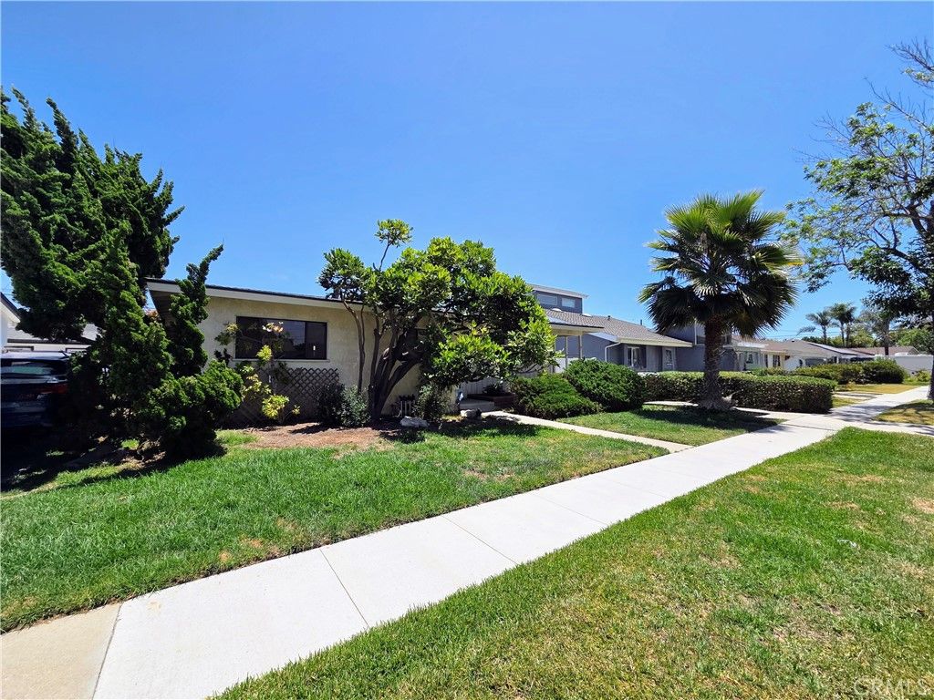 2080 Senasac Avenue, Long Beach, CA 90815