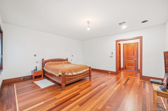 181 Walnut Street, Lynbrook, NY 11563