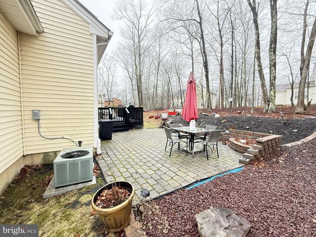 1152 DORSET DR, Bushkill, PA 18324