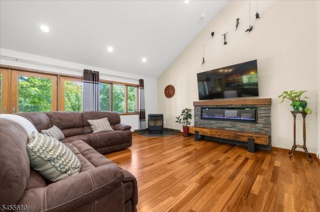 11 White Bridge Rd, Franklin Twp., NJ 08867
