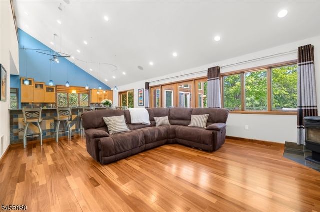 11 White Bridge Rd, Franklin Twp., NJ 08867