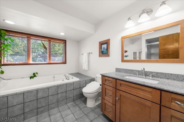 11 White Bridge Rd, Franklin Twp., NJ 08867