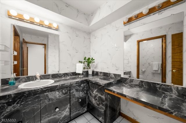 11 White Bridge Rd, Franklin Twp., NJ 08867