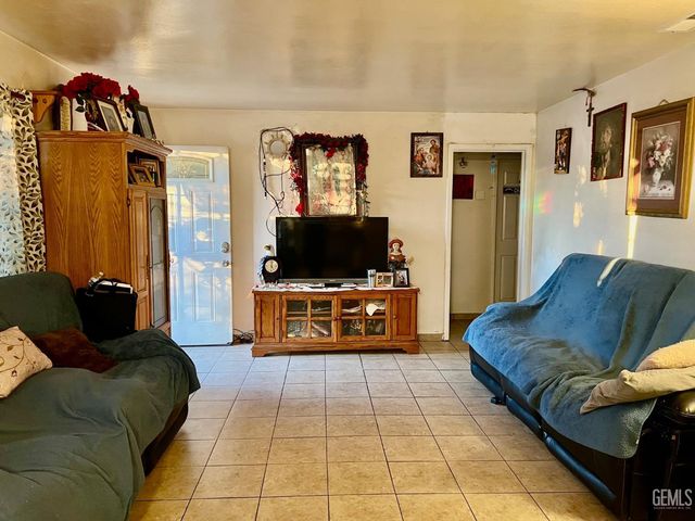 1017 Valencia Drive, Bakersfield, CA 93306