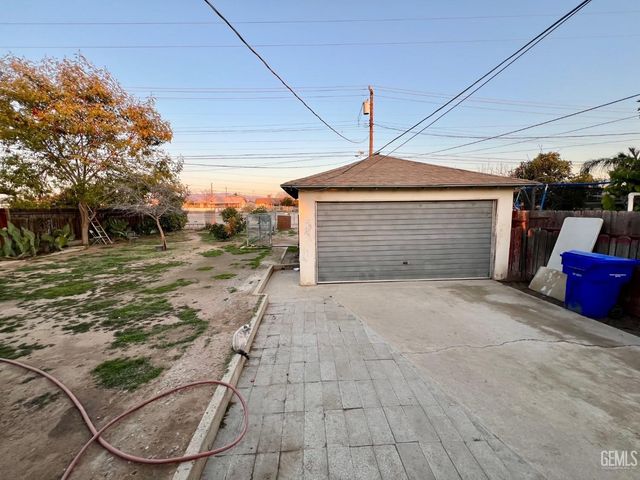 1017 Valencia Drive, Bakersfield, CA 93306