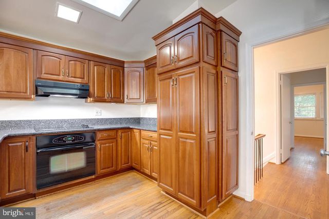 2505 LEEDS RD, Oakton, VA 22124