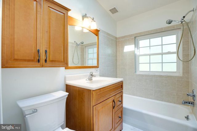 2505 LEEDS RD, Oakton, VA 22124
