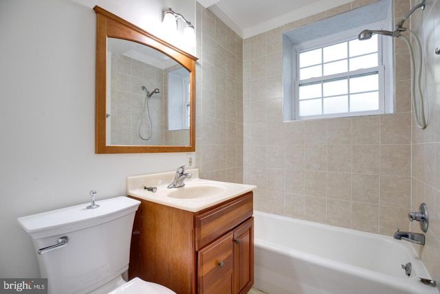 2505 LEEDS RD, Oakton, VA 22124