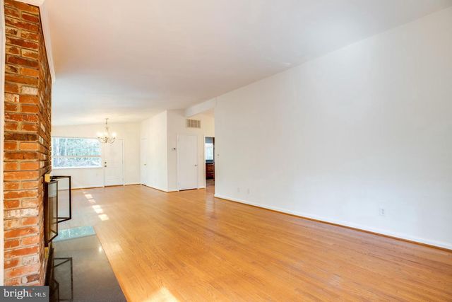 2505 LEEDS RD, Oakton, VA 22124