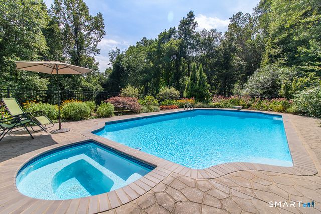 56 Penny Lane, Woodbridge, CT 06525