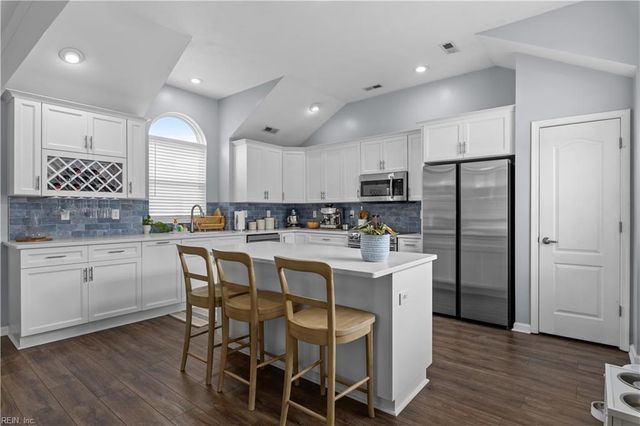 3607 Dupont CIR, Virginia Beach, VA 23455