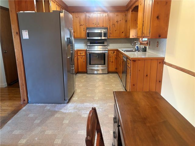 12 Greenway Drive, Bristol, RI 02809