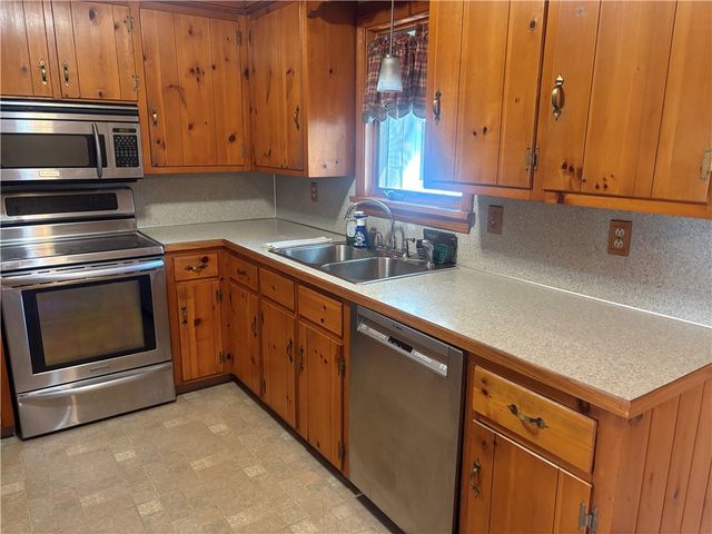 12 Greenway Drive, Bristol, RI 02809