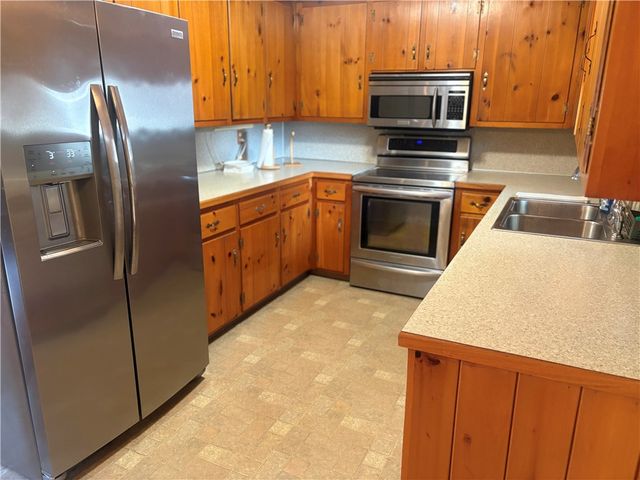 12 Greenway Drive, Bristol, RI 02809