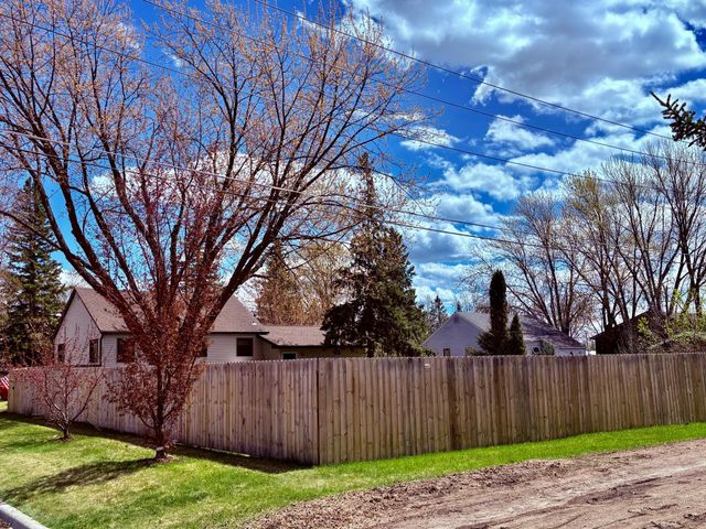 121 5th Avenue NW, Baudette, MN 56623