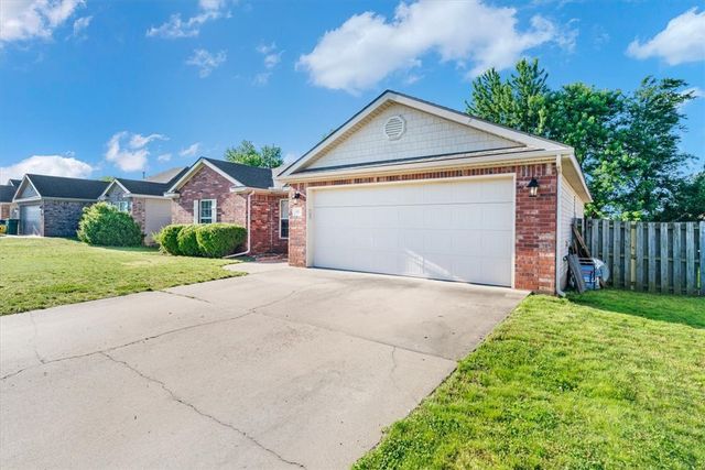 410 E Meadow Wood Lane, Rogers, AR 72758