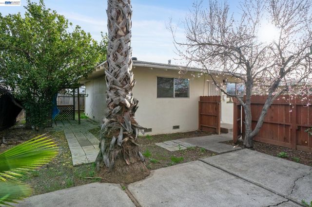 1384 Berry Ln, Brentwood, CA 94513