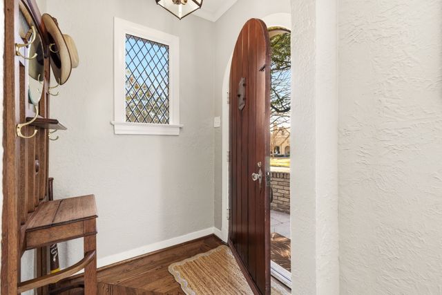 904 Clermont Avenue, Dallas, TX 75223