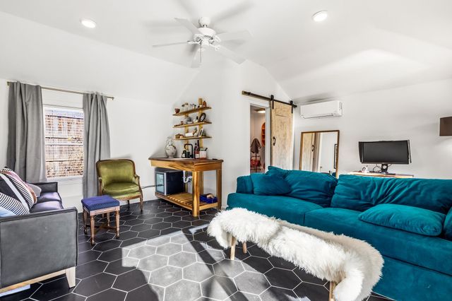 904 Clermont Avenue, Dallas, TX 75223