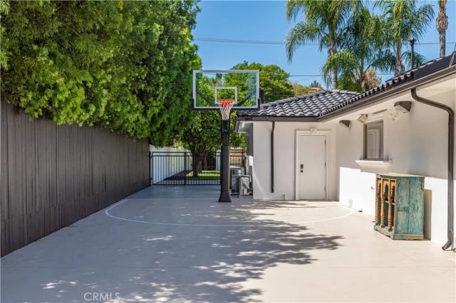 5242 Topeka Drive, Tarzana, CA 91356