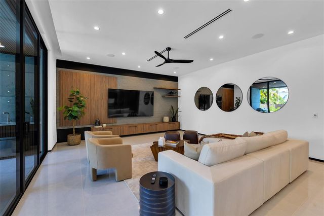 727 NE 17th Way, Fort Lauderdale, FL 33304