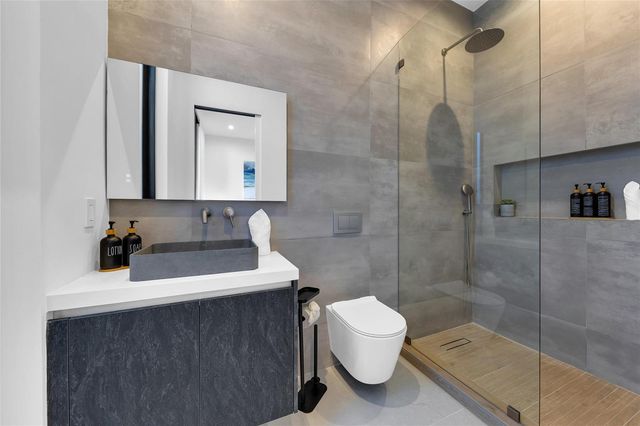 727 NE 17th Way, Fort Lauderdale, FL 33304