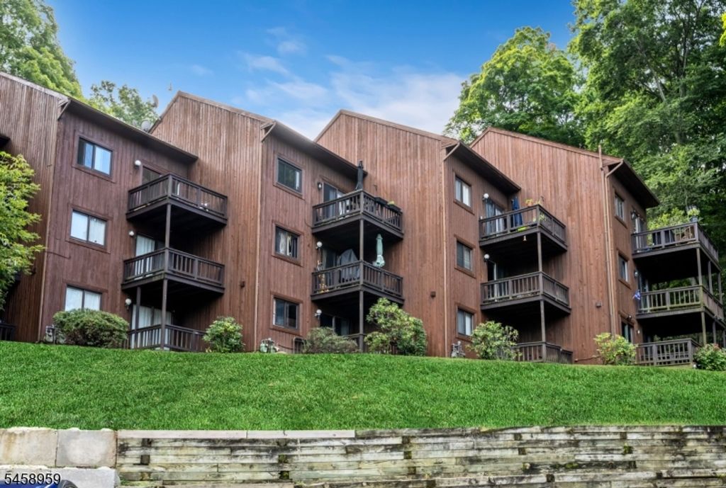 3 Davos Dr 4, Vernon Twp., NJ 07462 — exterior