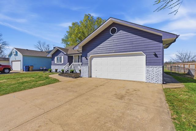 1137 N Burrows St, Belle Plaine, KS 67013