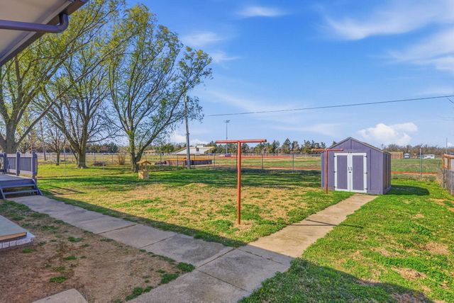 1137 N Burrows St, Belle Plaine, KS 67013