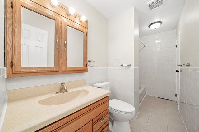 228 Kosan Circle, Streamwood, IL 60107