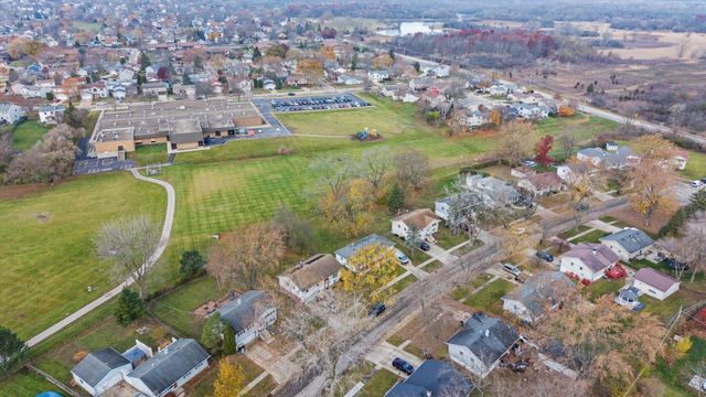 228 Kosan Circle, Streamwood, IL 60107