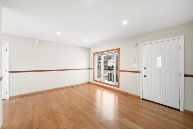 228 Kosan Circle, Streamwood, IL 60107