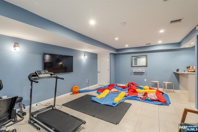 19 Valsumo, Newark, NJ 07105