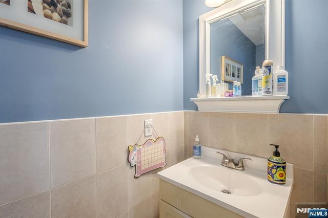 19 Valsumo, Newark, NJ 07105