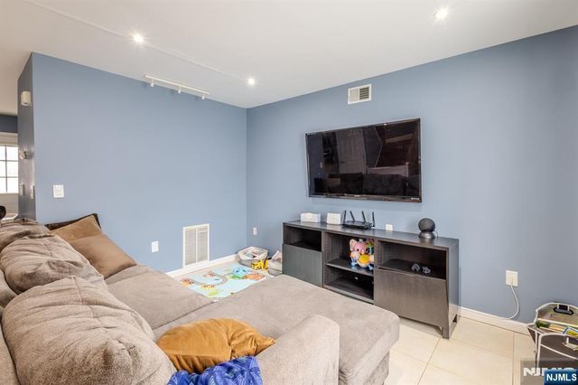 19 Valsumo, Newark, NJ 07105