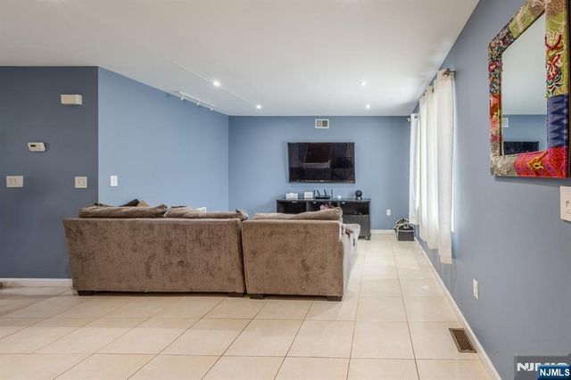 19 Valsumo, Newark, NJ 07105