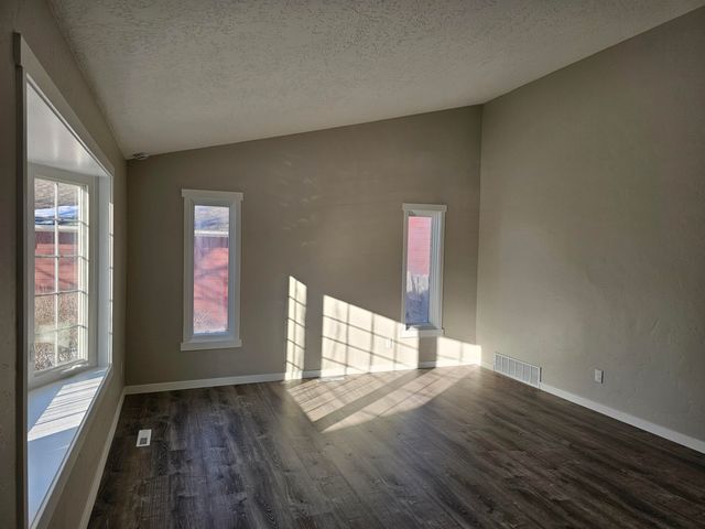 2508 Crescent Dr NW, Minot, ND 58703