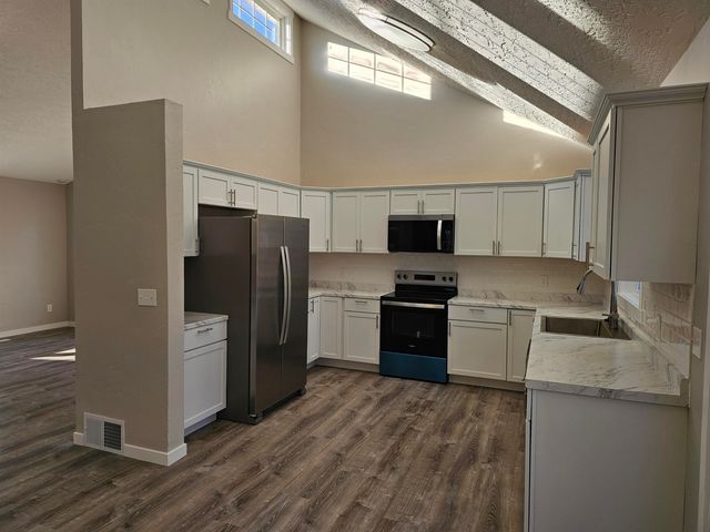 2508 Crescent Dr NW, Minot, ND 58703