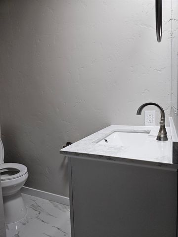 2508 Crescent Dr NW, Minot, ND 58703