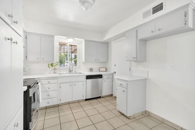 2344 S Backer Avenue, Fresno, CA 93725