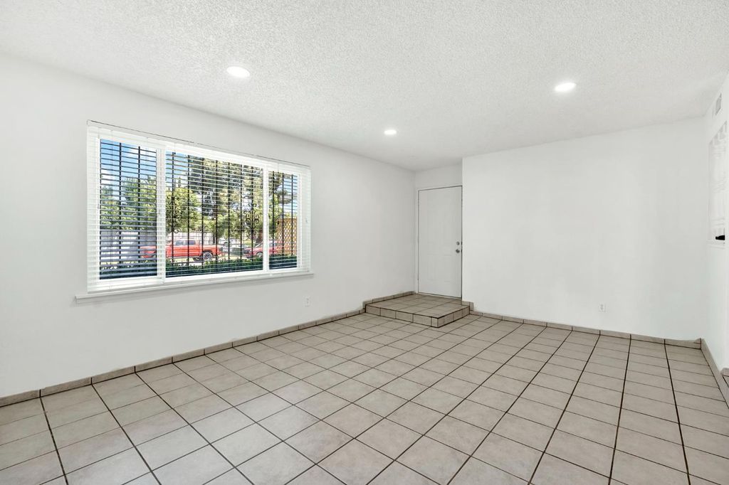 Image 7 of property listing at 2344 S Backer Avenue, Fresno, CA 93725