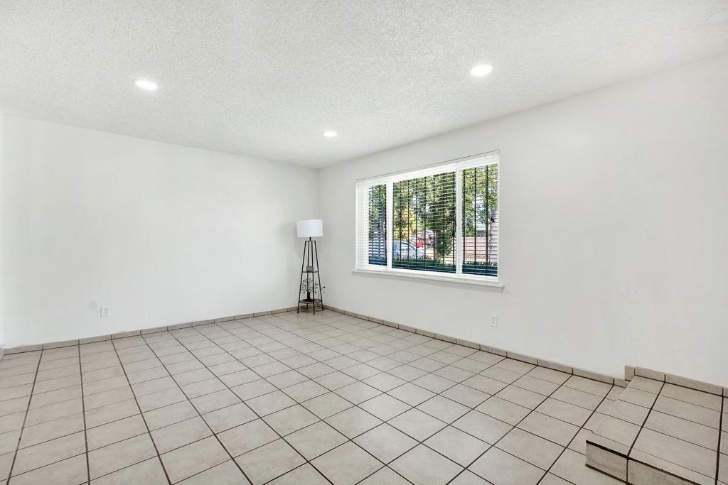 Image 8 of property listing at 2344 S Backer Avenue, Fresno, CA 93725