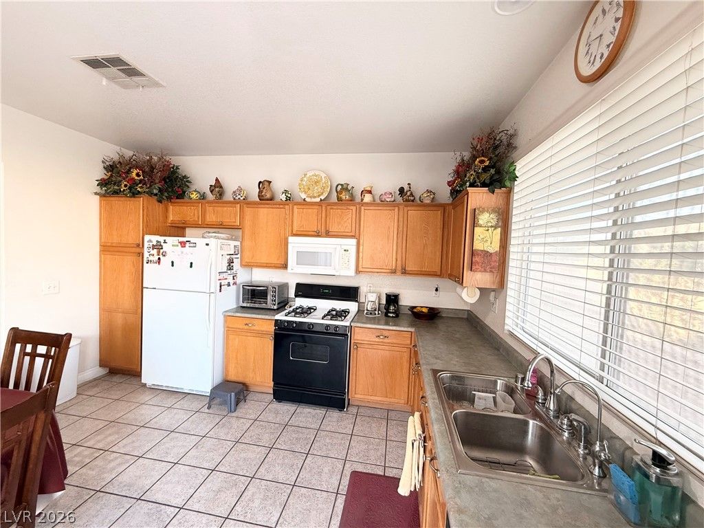 242 Pleasant Pebble Street, Henderson, NV 89074 — photo 4
