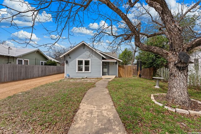 248 N Travis St, Kerrville, TX 78028