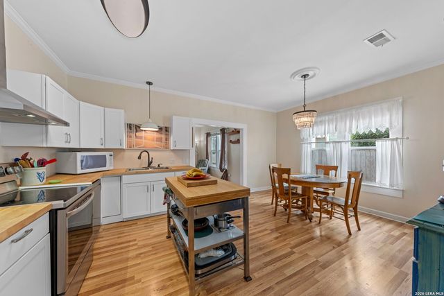 248 N Travis St, Kerrville, TX 78028