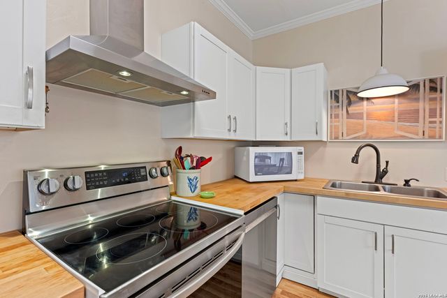 248 N Travis St, Kerrville, TX 78028