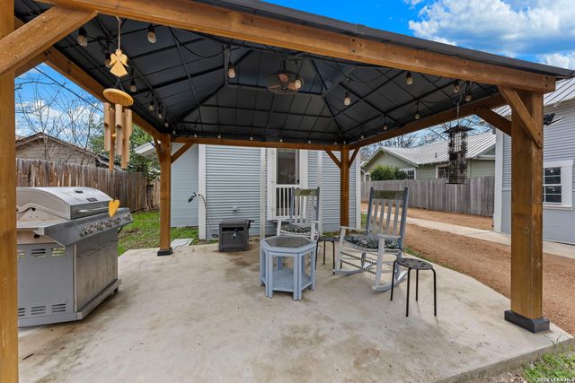 248 N Travis St, Kerrville, TX 78028