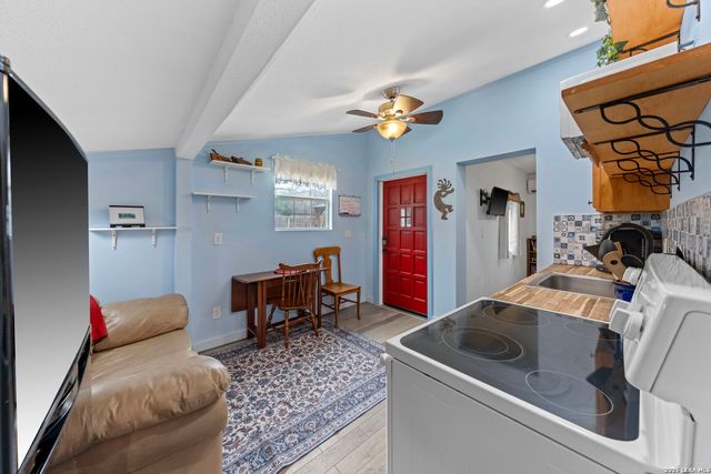 248 N Travis St, Kerrville, TX 78028